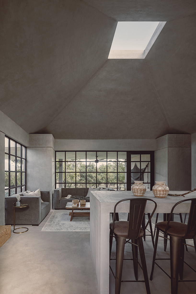 'el aguacate' weekend house composes off-the-grid living experiences in mexico