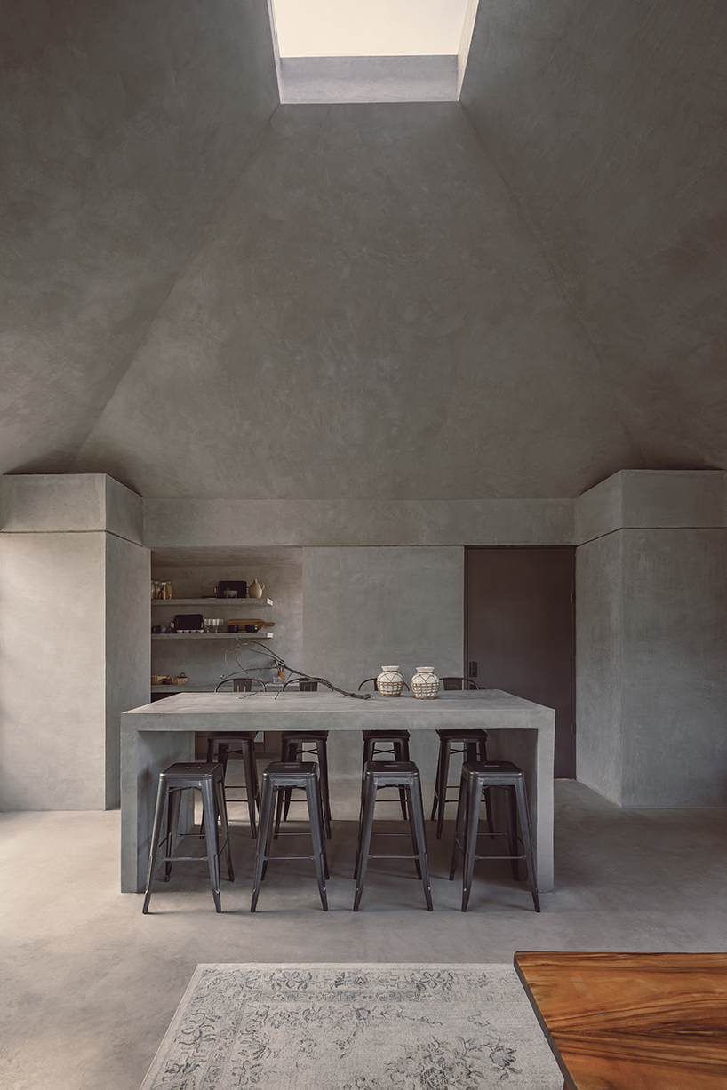 'el aguacate' weekend house composes off-the-grid living experiences in mexico