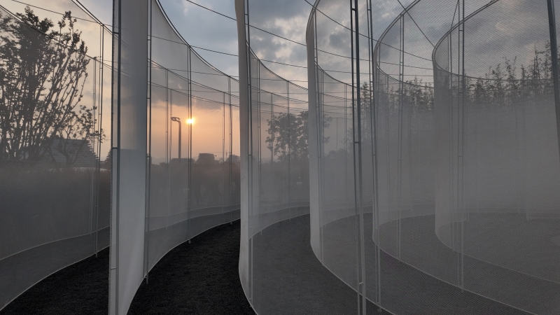 TLS' bamboo maze installation wrapped in mesh emits a luminous mist in chengdu