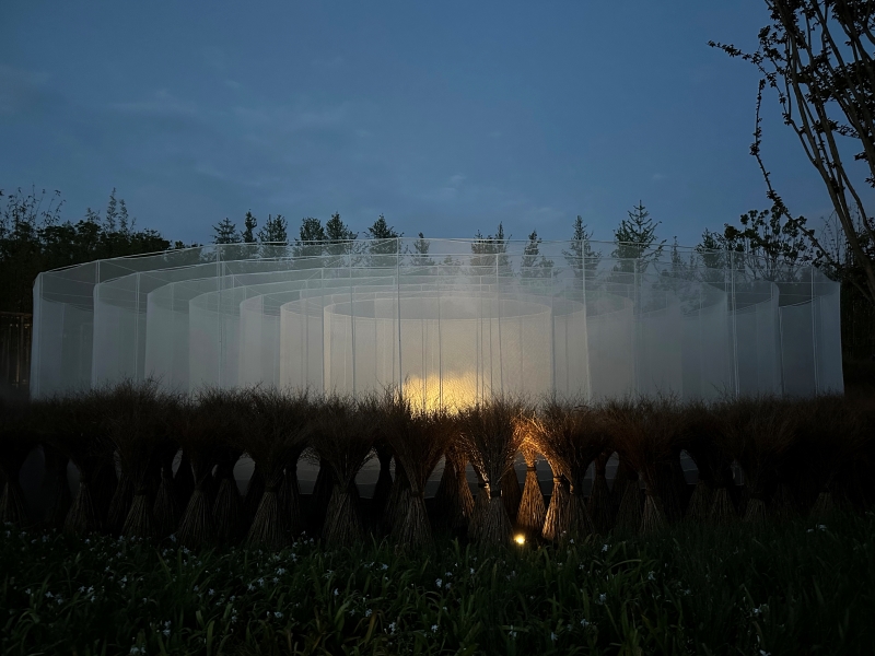 TLS' bamboo maze installation wrapped in mesh emits a luminous mist in chengdu