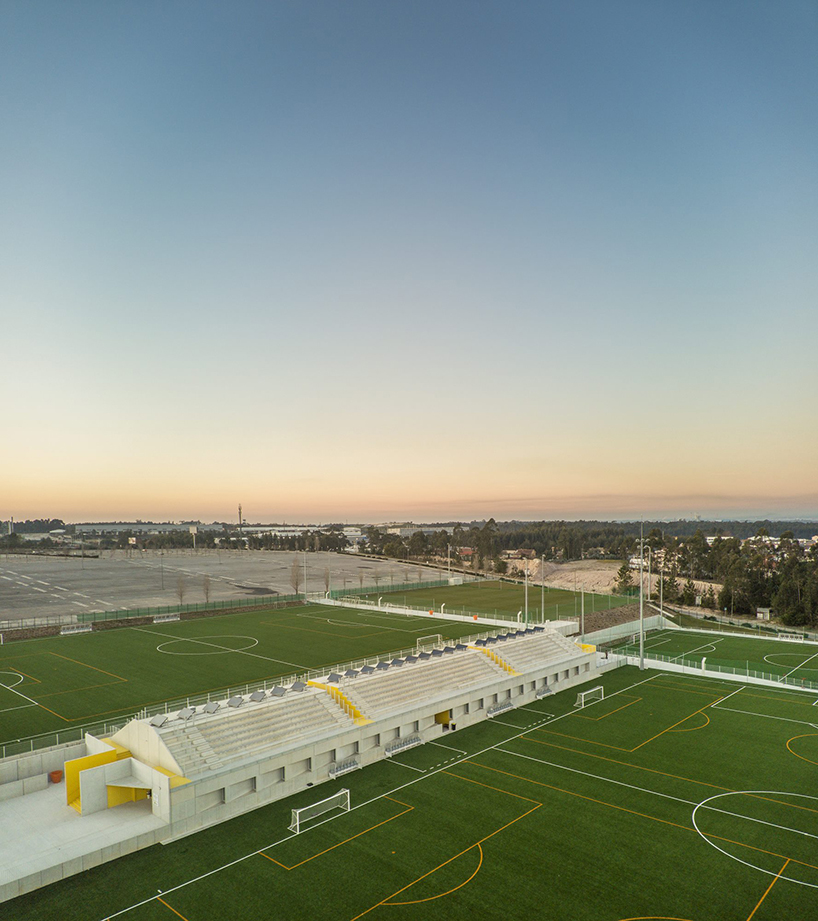 Resumo Complexo completo de treinamento de futebol em um anfiteatro vibrante em Aveiro, Portugal