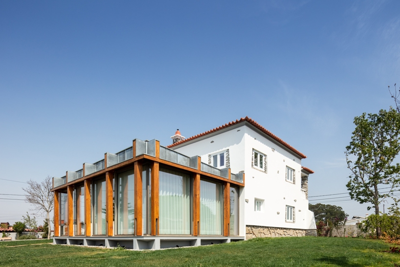 Uma extensão de lounge envidraçada dá nova vida a um edifício vazio em Portugal