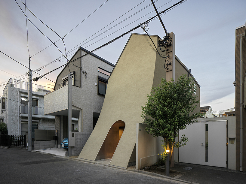 Tan Yamanouchi & AGWL's sweeping introverted facade shelters a manga artist's split-leveled home studio in tokyo