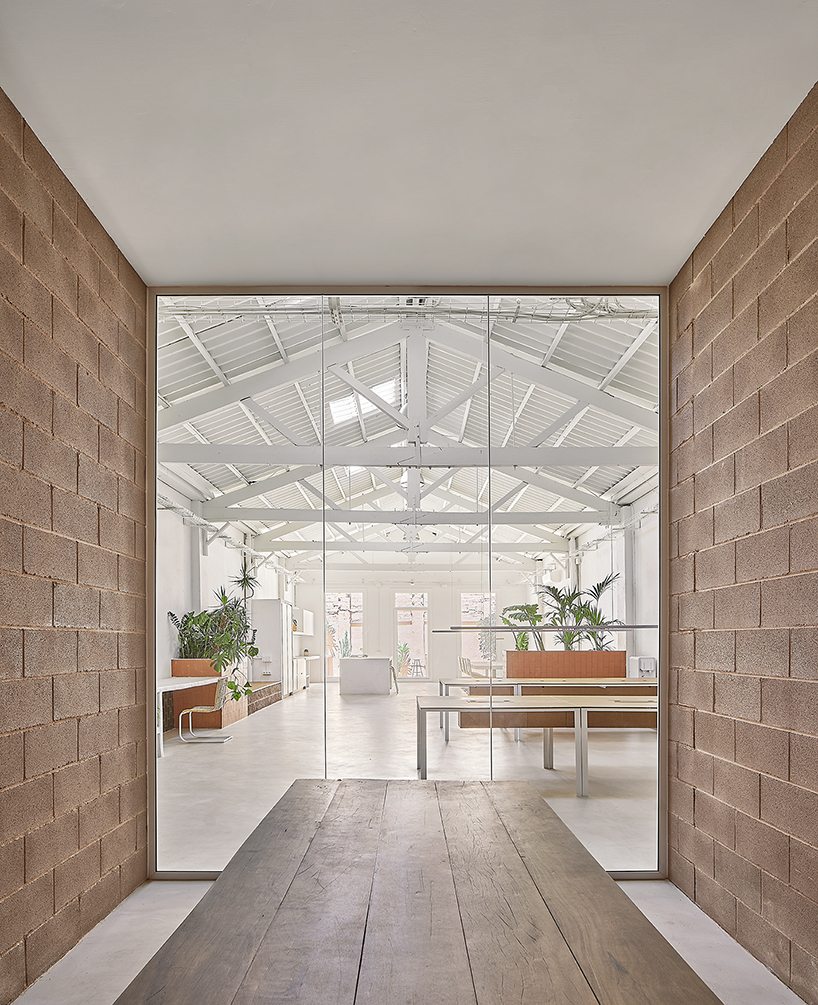 reconversion of a warehouse into a multi purpose office space in barcelona 3