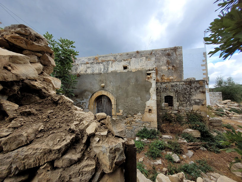 παλιό πέτρινο σπίτι στην Ελλάδα ανακαινίζεται επαναχρησιμοποιώντας το μεγαλύτερο μέρος της αρχικής του υλικότητας