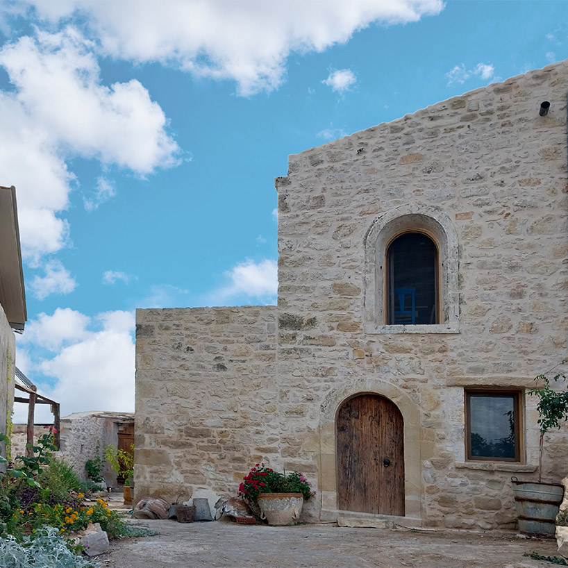 παλιό πέτρινο σπίτι στην Ελλάδα ανακαινίζεται επαναχρησιμοποιώντας το μεγαλύτερο μέρος της αρχικής του υλικότητας