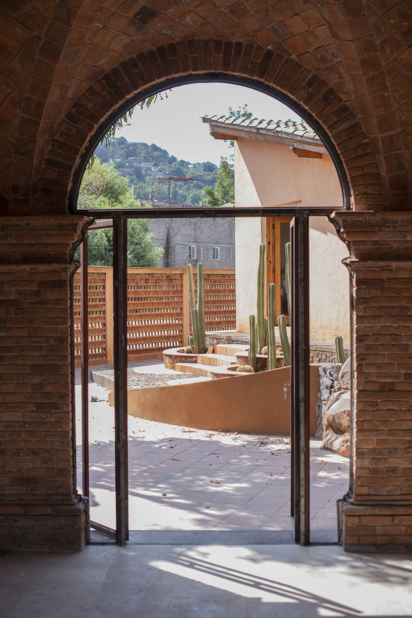 El cuero de oboe está hecho de barro y paja con la forma de una casa de vacaciones 'casa corsal' en México