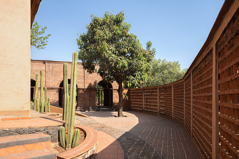 El cuero de oboe está hecho de barro y paja con la forma de una casa de vacaciones 'casa corsal' en México