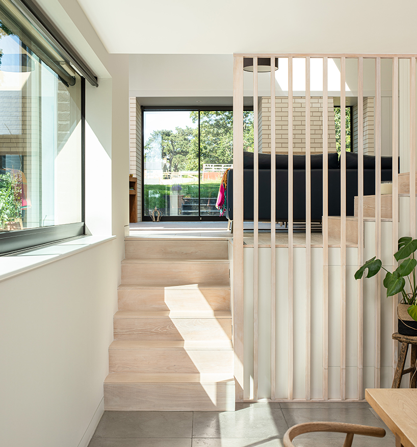 vertical oak cladded formation expands 17th-century renovated cottage in the UK