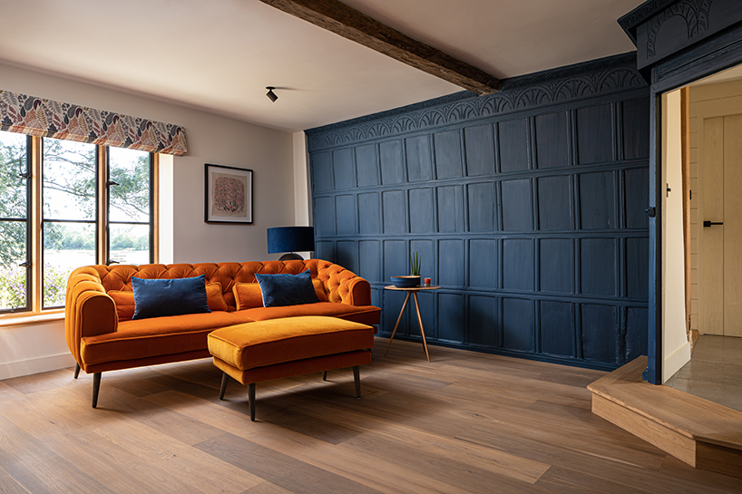 vertical oak cladded formation expands 17th-century renovated cottage in the UK