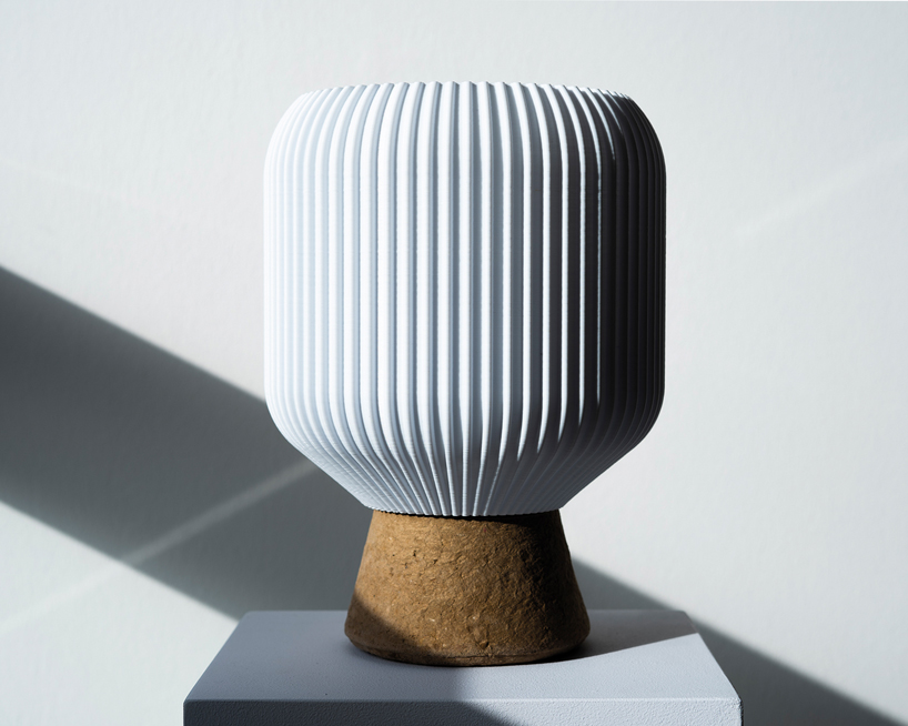 útulná stolní lampa cleo je vyrobena z recyklovaného kartonu a 3D potištěných plastových lahví