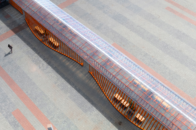 nudes' flow pavilion forms sinuous steel-pipe bridge between two exhibition halls in india