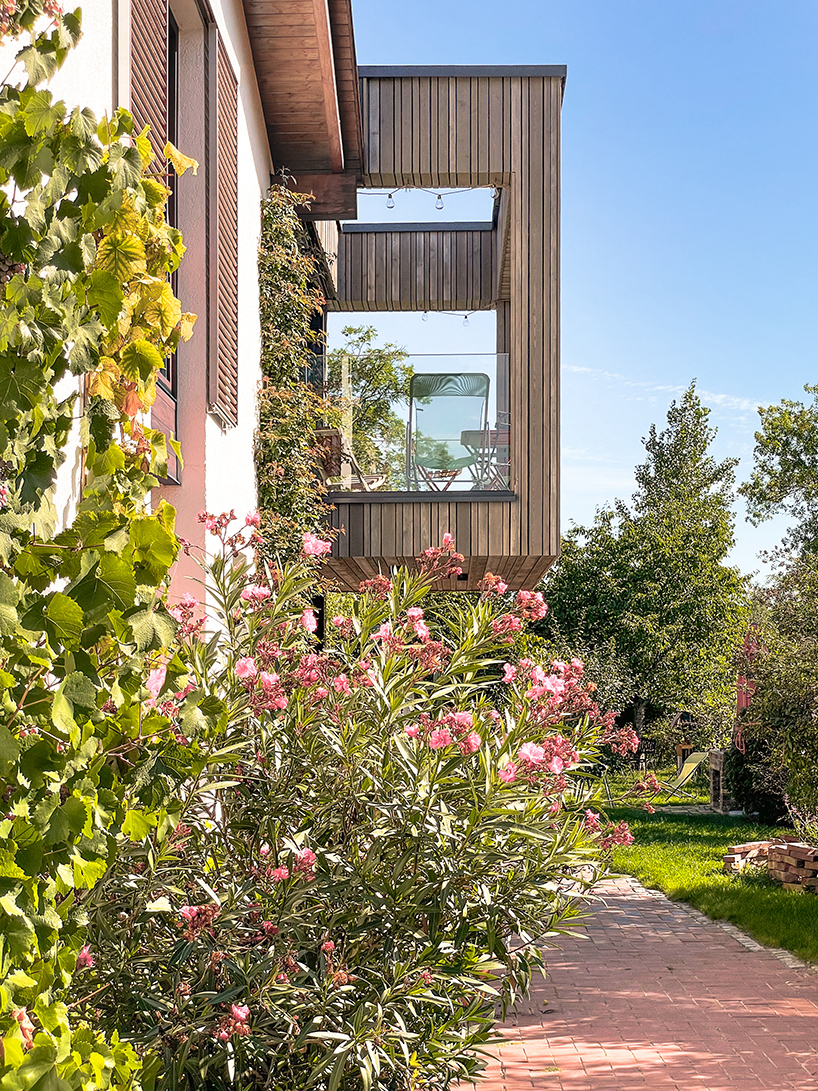 carolus zschieschang's german home's cantilevering annex invites the outdoors in