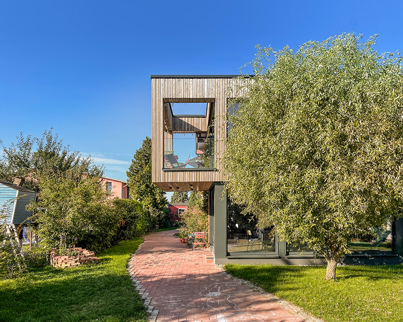 carolus zschieschang's german home's cantilevering annex invites the outdoors in