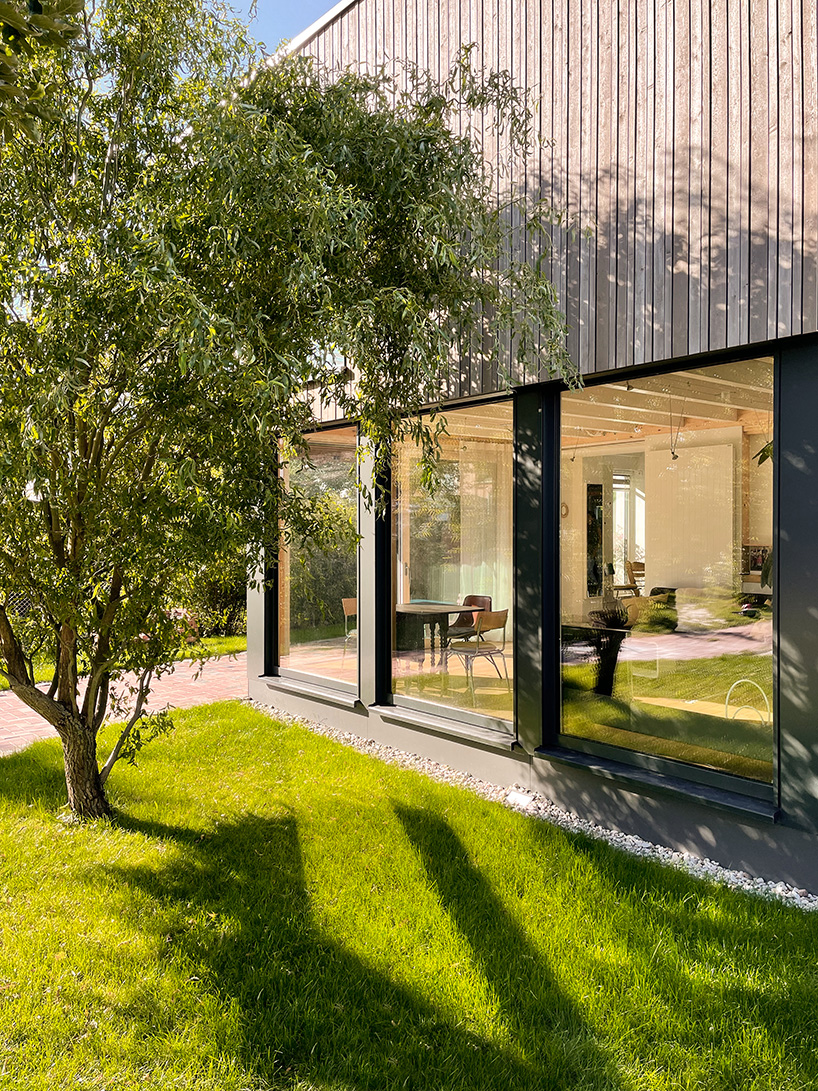 carolus zschieschang's german home's cantilevering annex invites the outdoors in