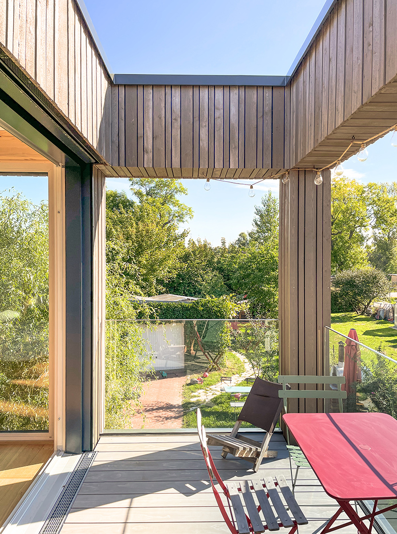 carolus zschieschang's german home's cantilevering annex invites the outdoors in