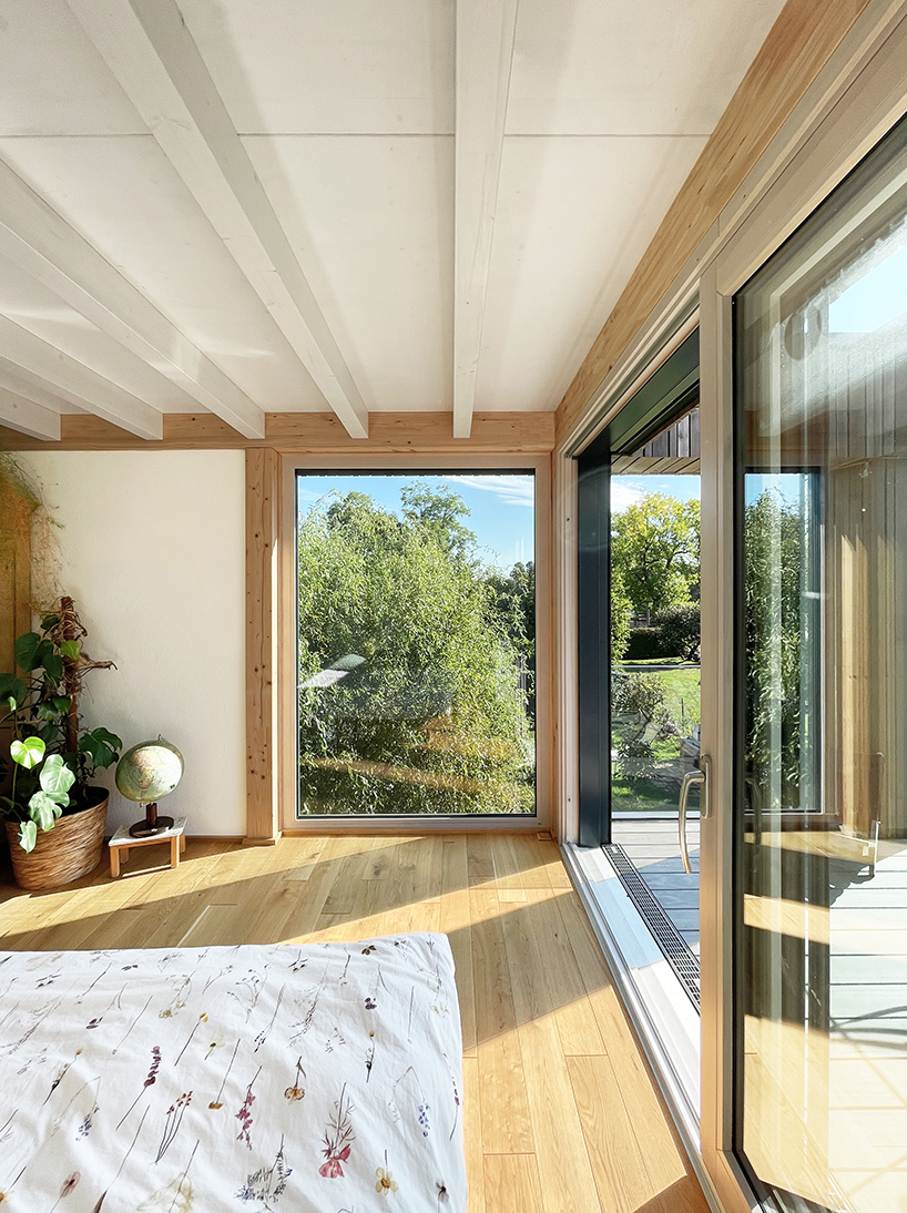 carolus zschieschang's german home's cantilevering annex invites the outdoors in