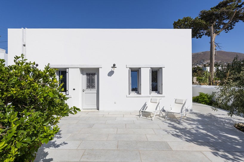 Μαρμάρινα γλυπτά διακοσμούν τη λευκή πρόσοψη του σπιτιού Σπόλια στο ελληνικό νησί