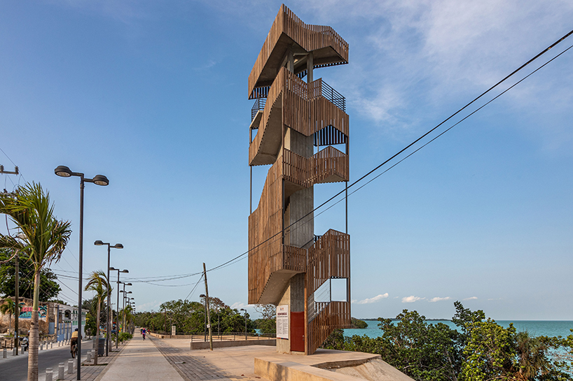 La torre de vigilancia triangular cubierta de madera es visible en el Paseo de las Calderetas en México