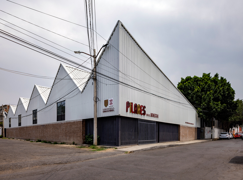 El techo metálico forma pliegues triangulares sobre la infraestructura cultural del 911 de la Ciudad de México