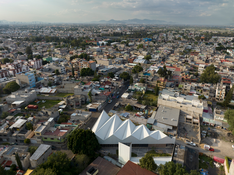 El techo metálico forma pliegues triangulares sobre la infraestructura cultural del 911 de la Ciudad de México