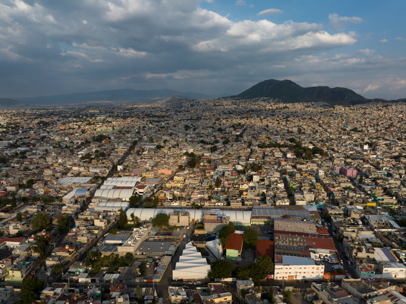 El techo metálico forma pliegues triangulares sobre la infraestructura cultural de la Ciudad de México.