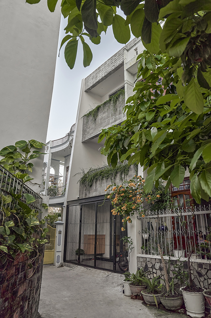 28'creative studio smooths the edges of family residence's interior in vietnam