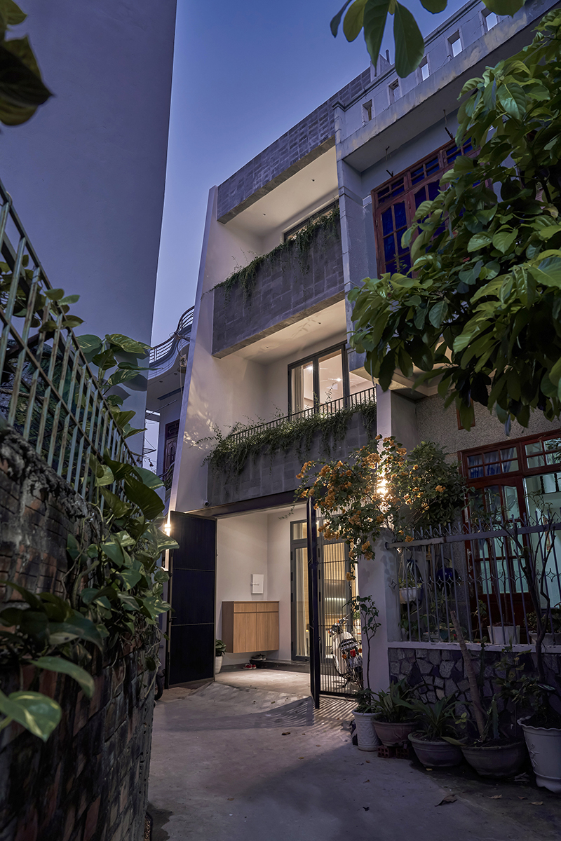 28'creative studio smooths the edges of family residence's interior in vietnam