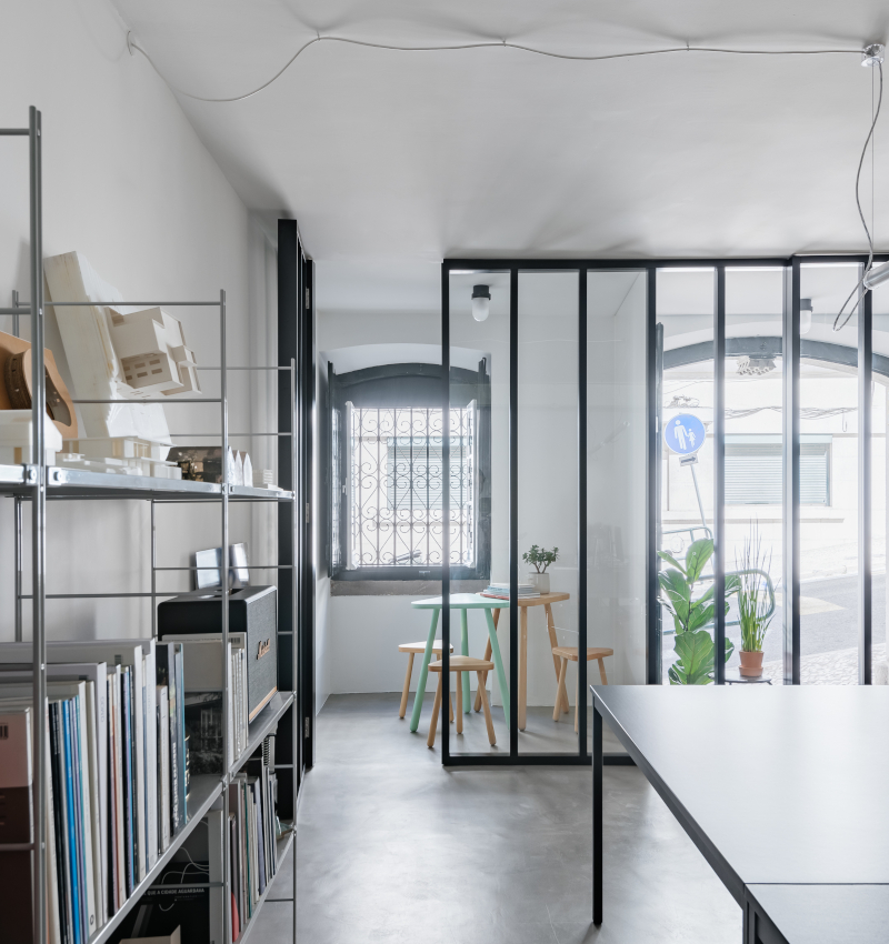 ala.rquitectos trasforma appartamenti sconnessi a Lisbona in uffici spaziosi e luminosi