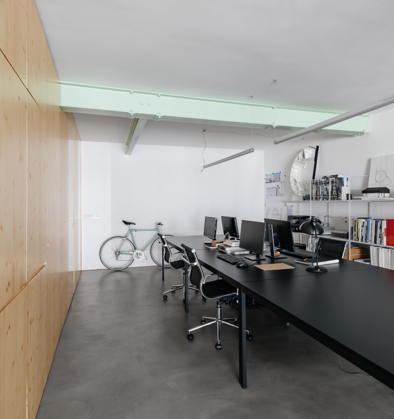 ala.rquitectos trasforma appartamenti sconnessi a Lisbona in uffici spaziosi e luminosi
