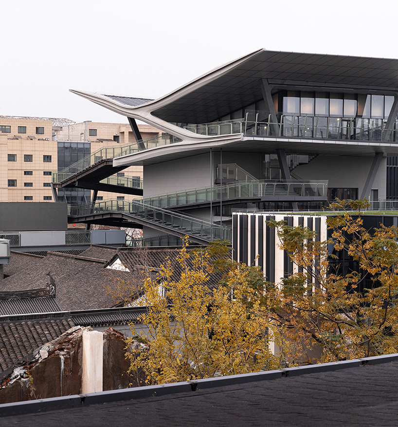 Plataformas apiladas envuelven la Isla Estelar de spActrum en un casco antiguo de China