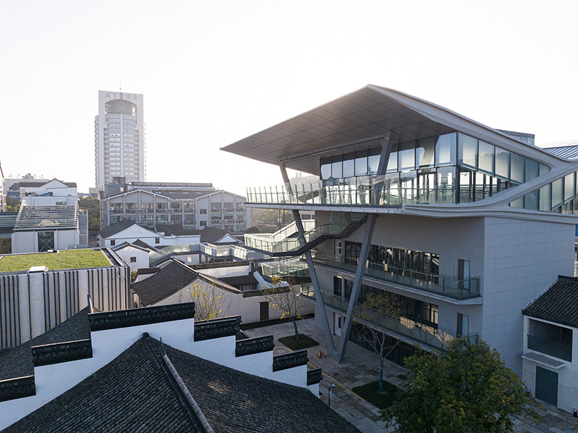 Plataformas apiladas envuelven la Isla Estelar de spActrum en un casco antiguo de China