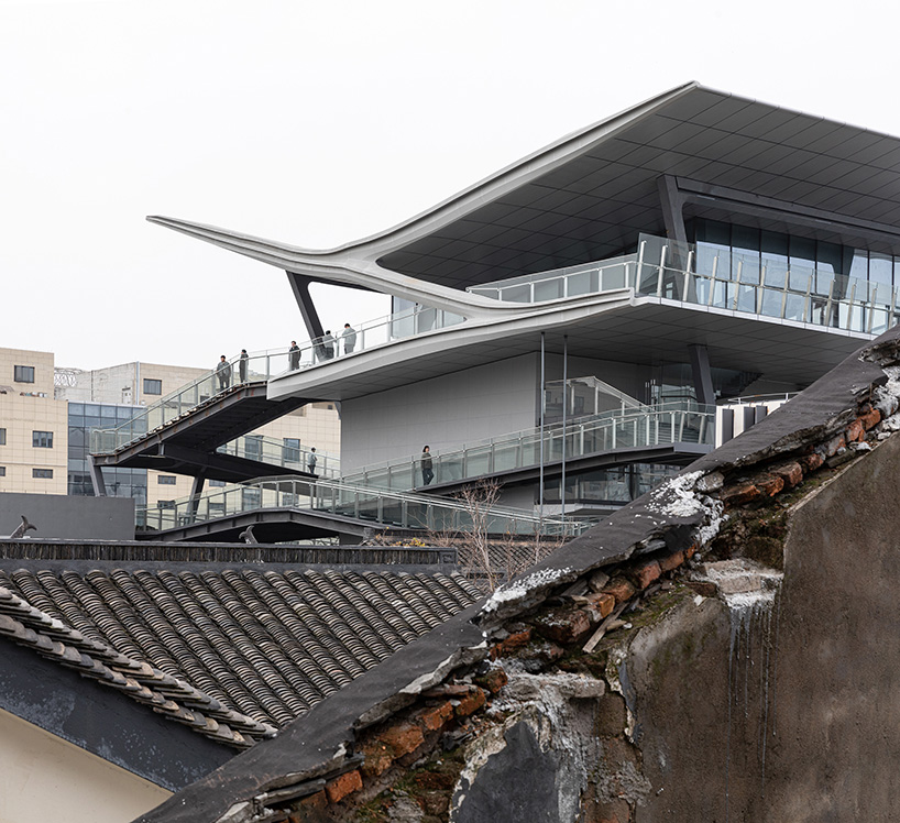 Plataformas apiladas envuelven la Isla Estelar de spActrum en un casco antiguo de China