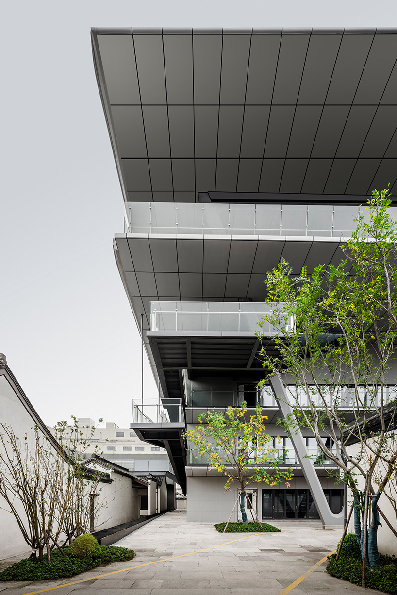 Plataformas apiladas envuelven la Isla Estelar de spActrum en un casco antiguo de China