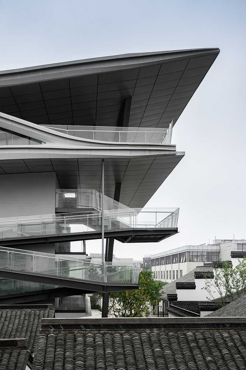 Plataformas apiladas envuelven la Isla Estelar de spActrum en un casco antiguo de China