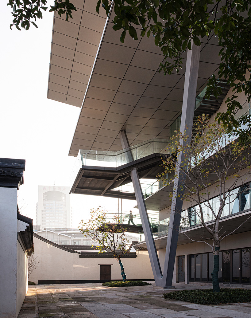 Plataformas apiladas envuelven la Isla Estelar de spActrum en un casco antiguo de China