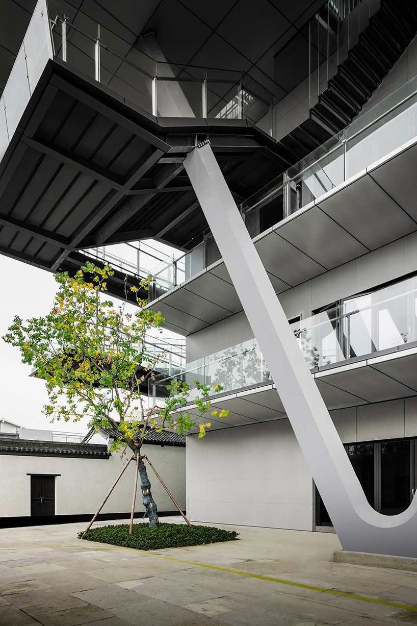 planos en cascada y plataformas rodean spActrum en el centro de la isla Hengxing en el casco antiguo, China