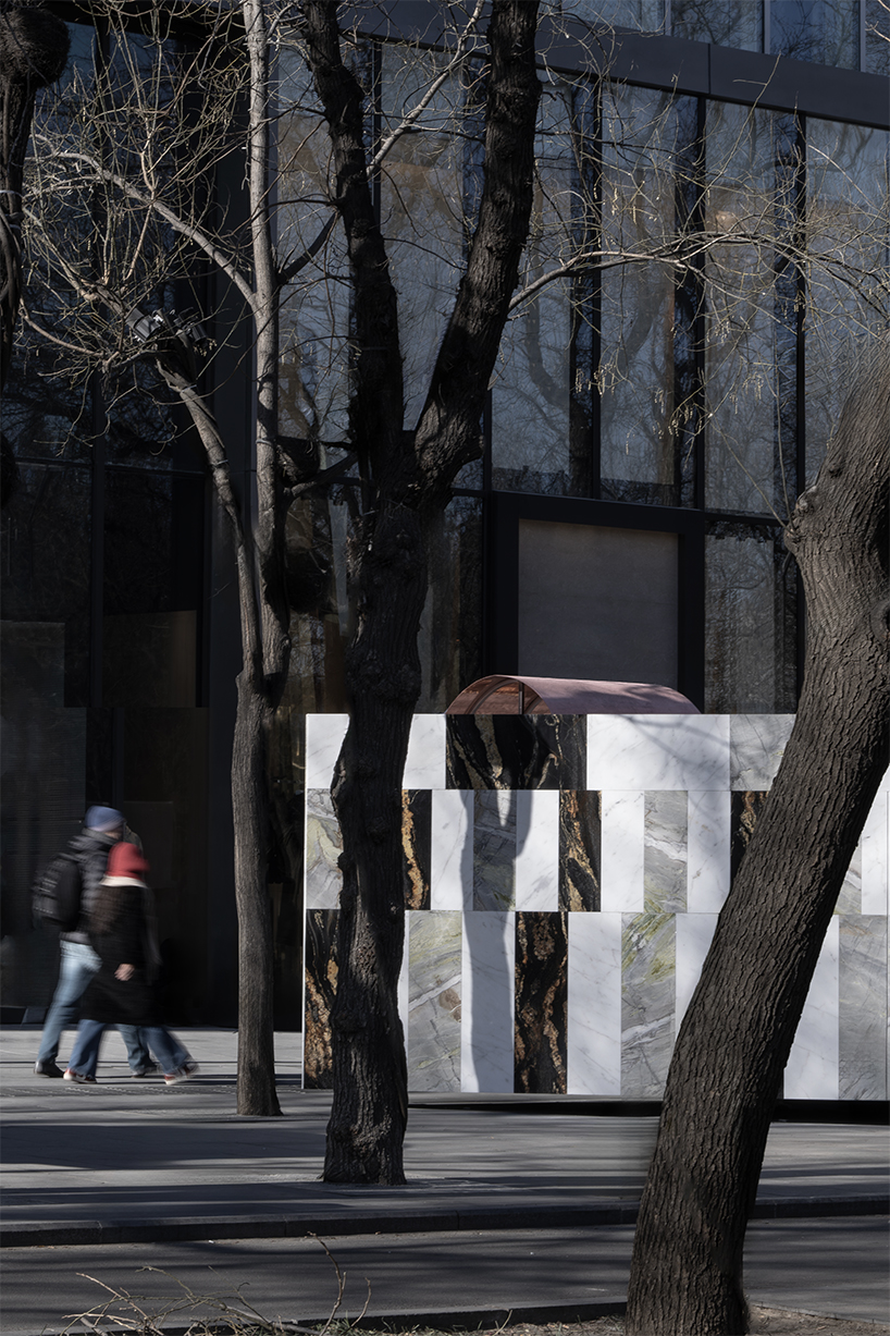 three-toned marble facades clad floating kiosk in beijing’s urban fabric - 7