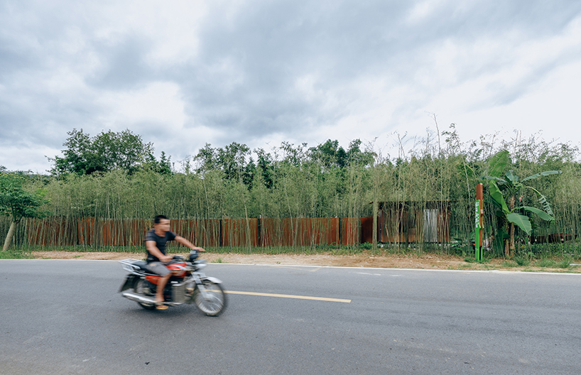 El pabellón de acero rítmico de Studio DL serpentea a través del bosque de bambú junto al río chino