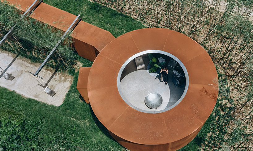 El pabellón de acero rítmico de Studio DL serpentea a través del bosque de bambú junto al río chino