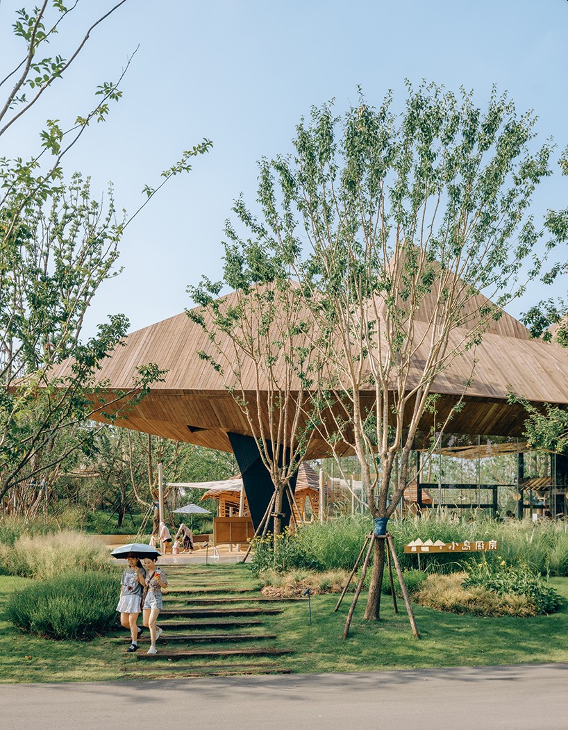 un volumen piramidal con un patrón de listones de madera enmarca el lujoso restaurante isleño, diseñado por DL Atelier