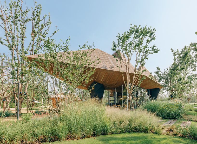 un volumen piramidal con un patrón de listones de madera enmarca el lujoso restaurante isleño, diseñado por DL Atelier
