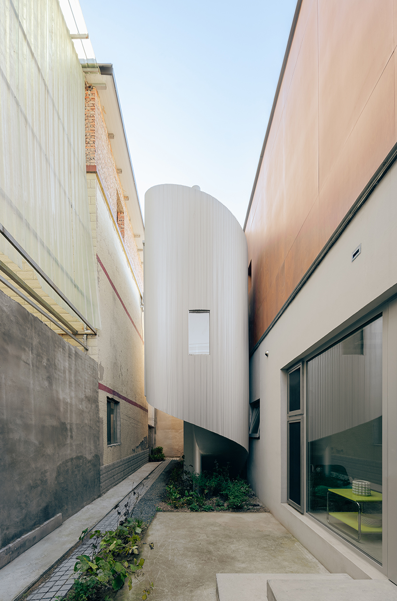 flexible courtyards craft self-developed hybrid residence by DL atelier in beijing