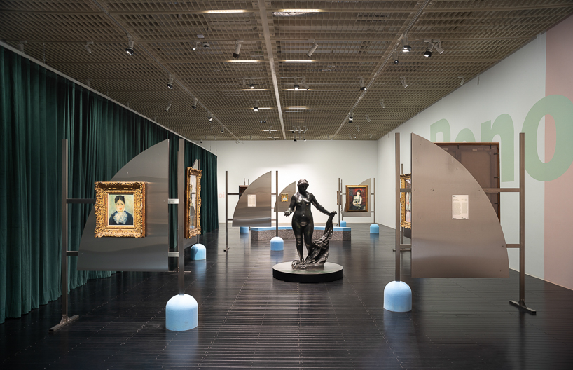 Juliana Gody mengulangi Lina Bo Bardi's Glass Casels dengan Bentuk Lembut Untuk Masp Renoir Show