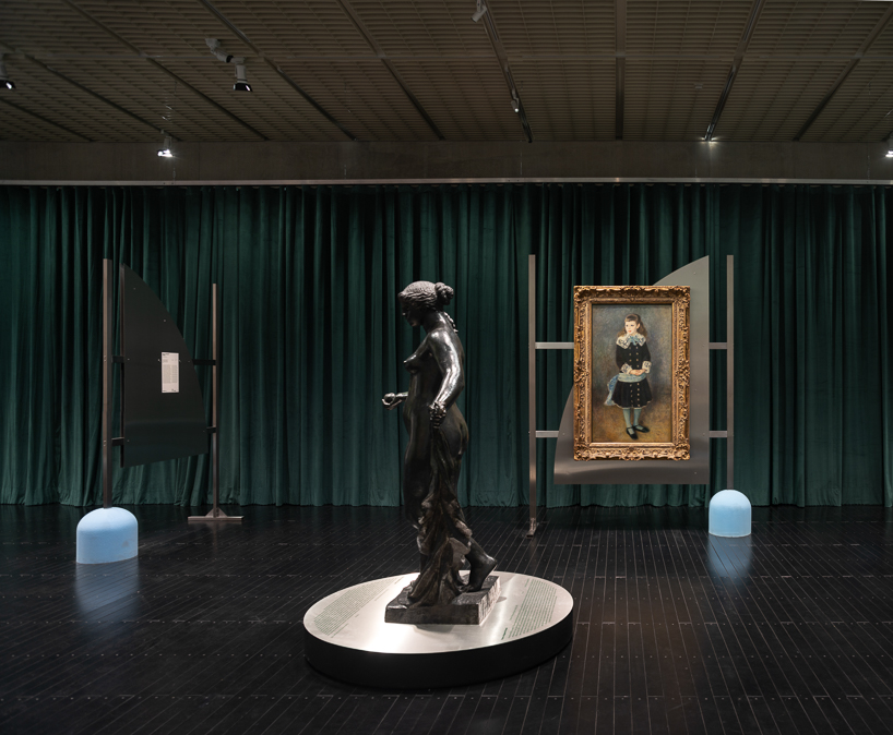 Juliana Gody mengulangi Lina Bo Bardi's Glass Casels dengan Bentuk Lembut Untuk Masp Renoir Show