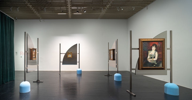 Juliana Gody mengulangi Lina Bo Bardi's Glass Casels dengan Bentuk Lembut Untuk Masp Renoir Show