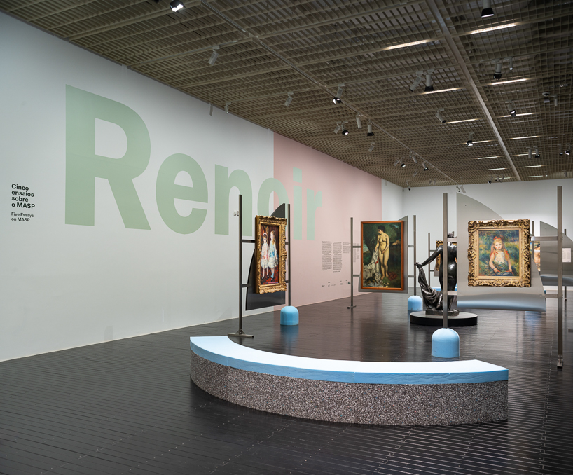 Juliana Gody mengulangi Lina Bo Bardi's Glass Casels dengan Bentuk Lembut Untuk Masp Renoir Show