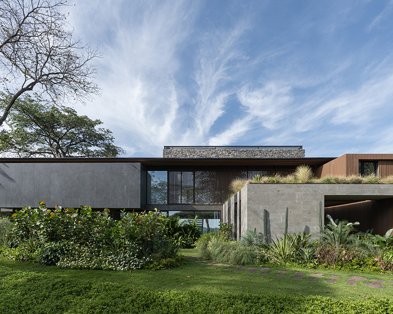 cantilevered planes of QBO3 arquitectos' casa yume frame tropical views in costa rica