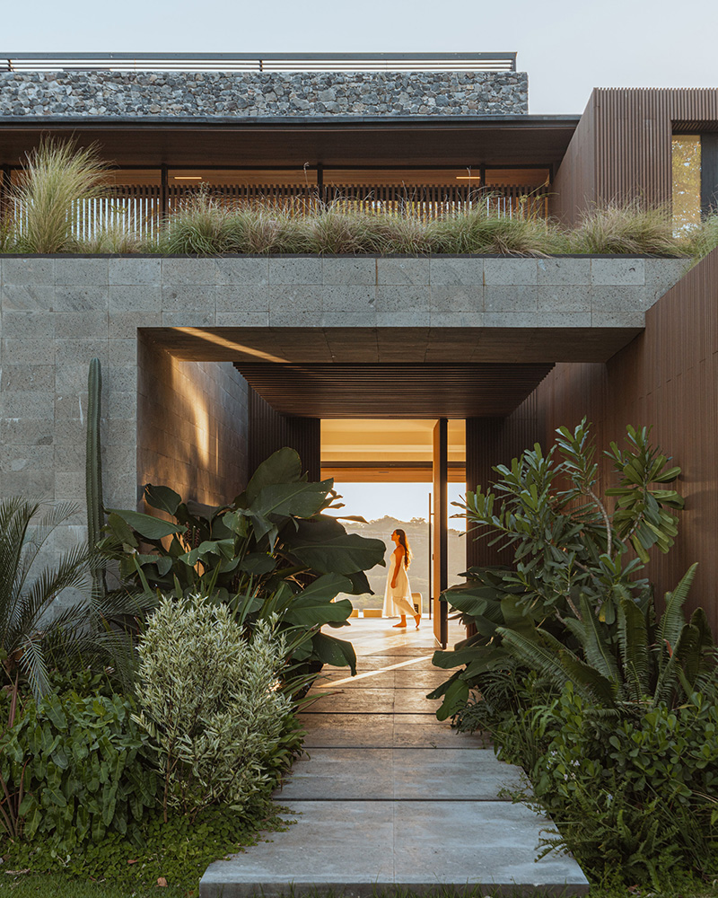 cantilevered planes of QBO3 arquitectos' casa yume frame tropical views in costa rica