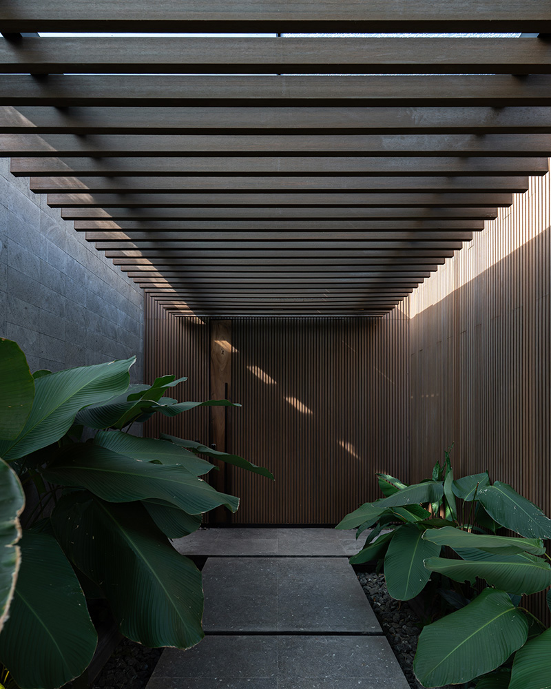 cantilevered planes of QBO3 arquitectos' casa yume frame tropical views in costa rica